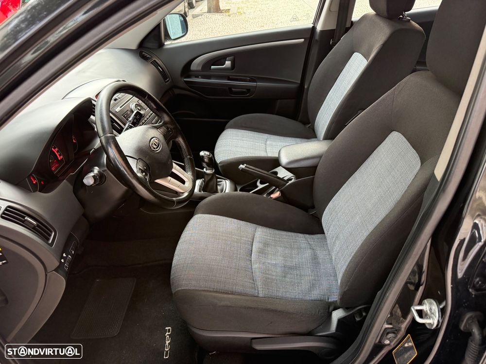 Kia Ceed 1.6 CRDi LX ISG - 12