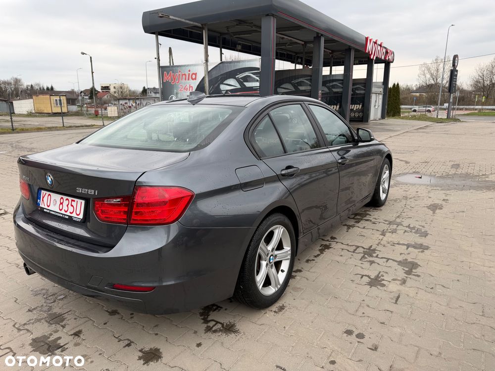 BMW Seria 3 328i xDrive Luxury Line - 7