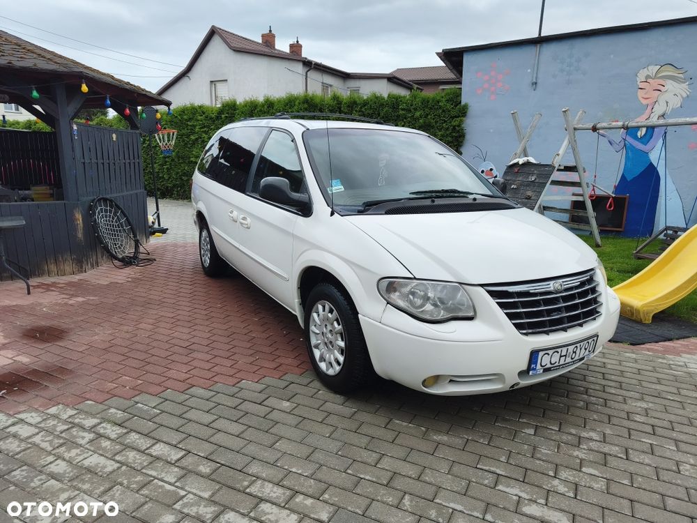 Chrysler Town & Country - 1