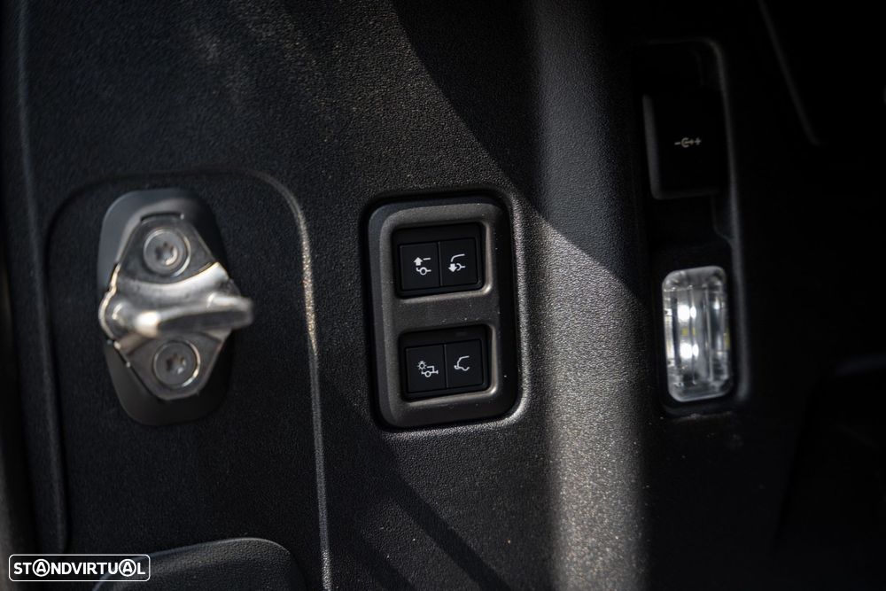 Land Rover Defender 2.0 P300e 110 AWD X-Dynamic HSE - 20