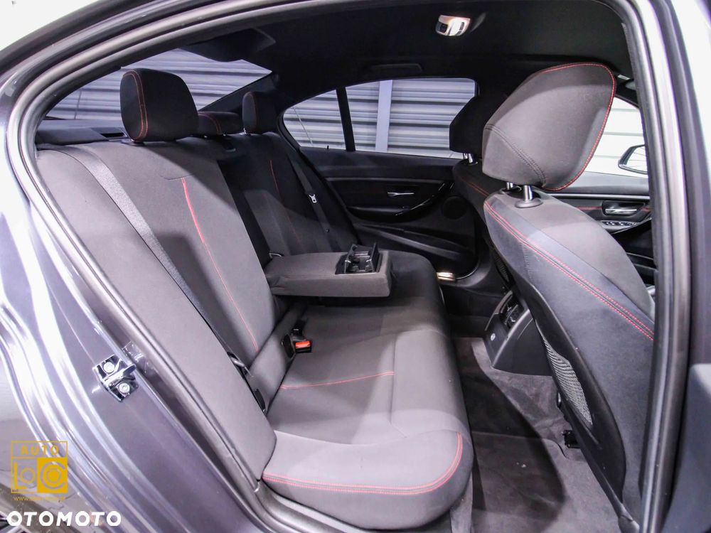 BMW Seria 3 320i M Sport - 11