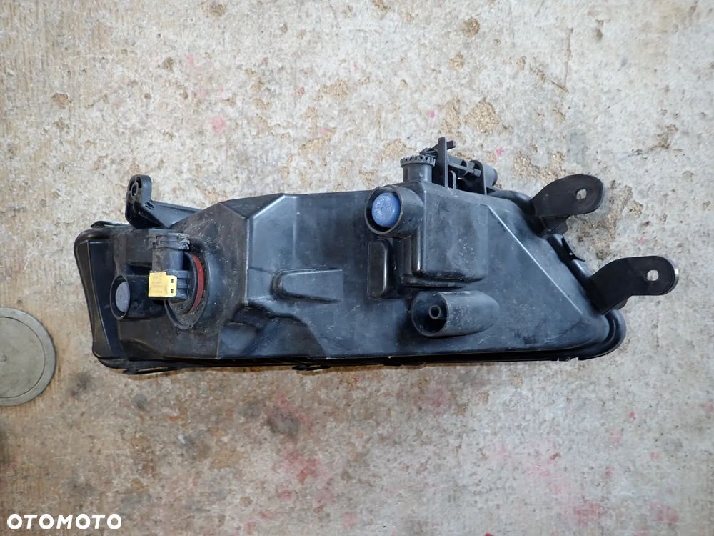 Skoda Octavia III Lift Halogen Prawy Przód Europa  5E0941700F - 4
