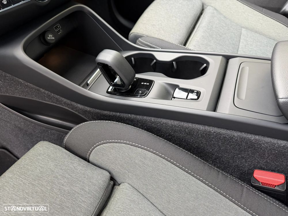 Volvo XC 40 2.0 B4 Momentum Plus - 28