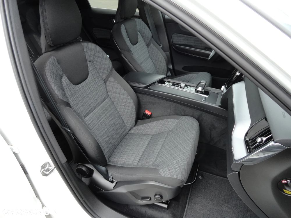 Volvo XC 60 B4 D AWD Geartronic Momentum Pro - 11