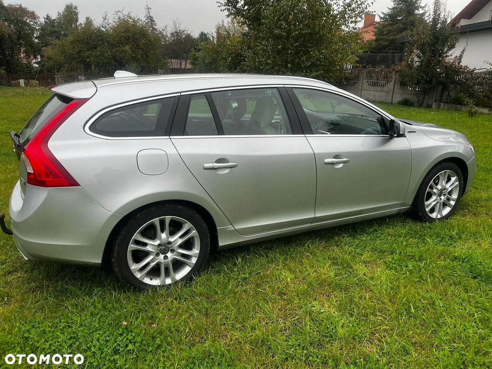 Volvo V60 D6 AWD Plug-in Hybrid R-Design Momentum - 2