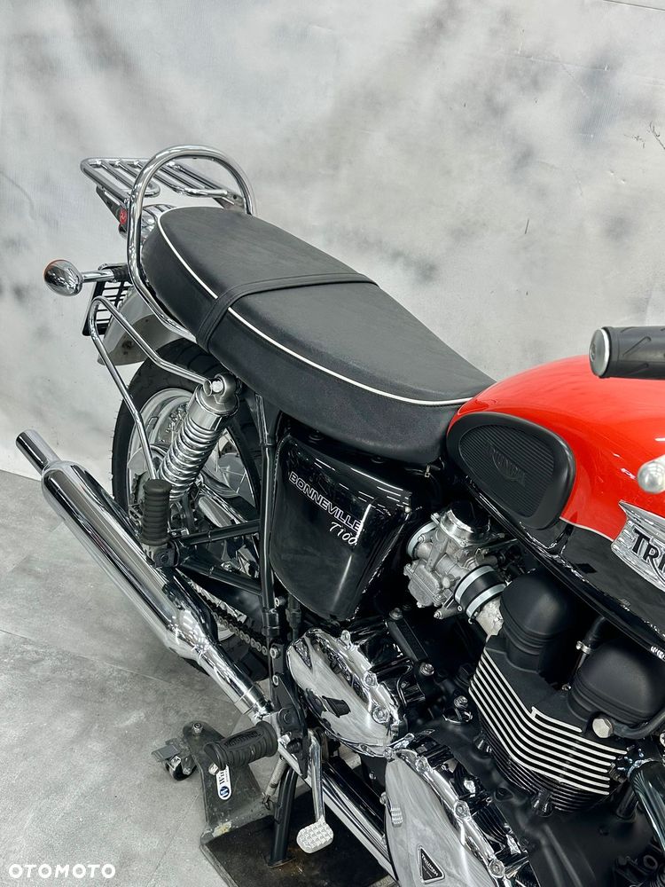 Triumph Bonneville - 11