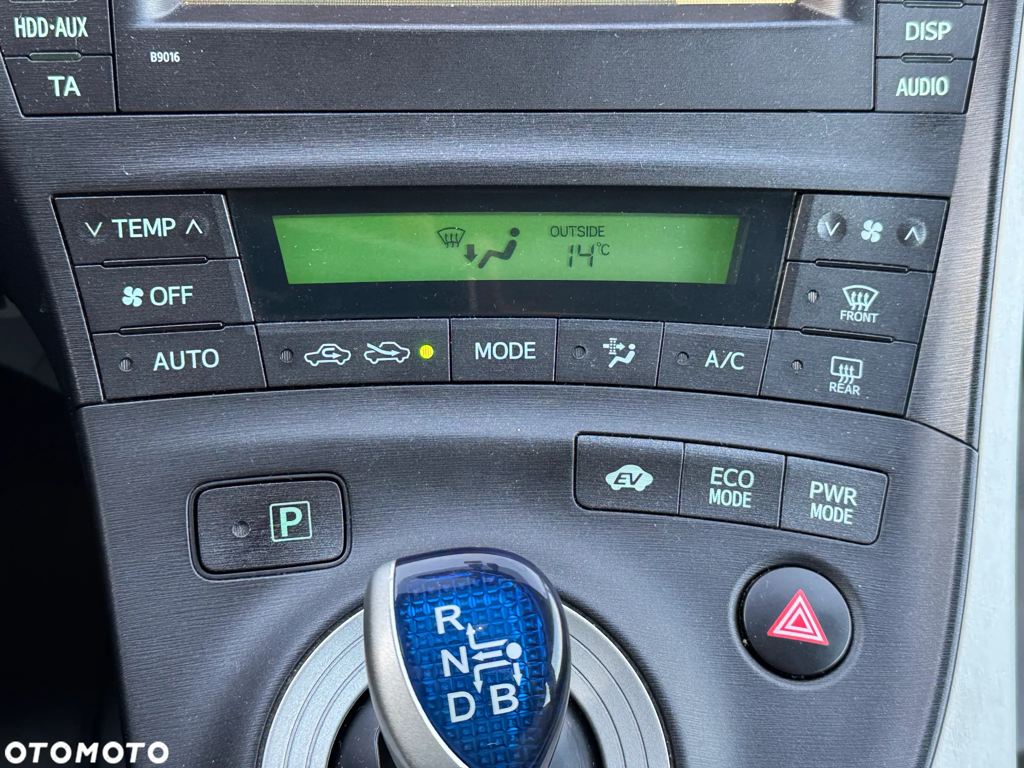 Toyota Prius 1.8 HSD Sol - 19