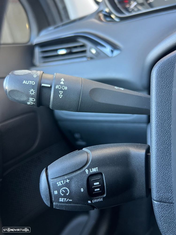 Peugeot 208 1.2 PureTech Signature - 16