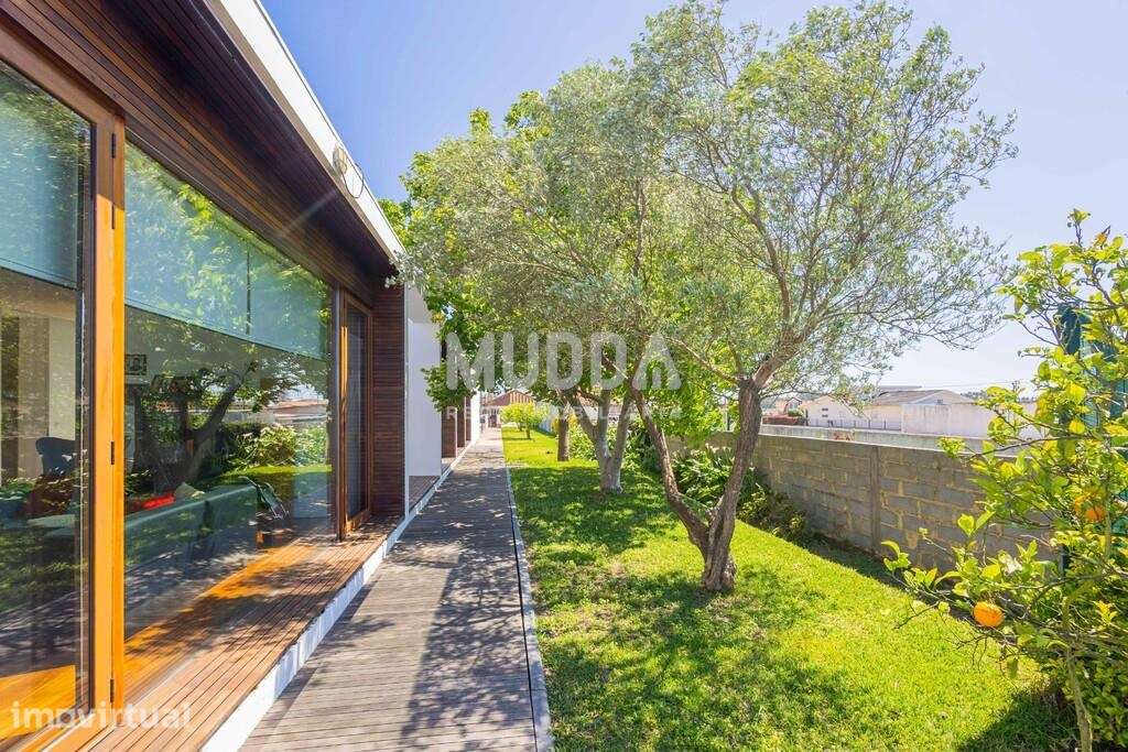 Moradia contemporânea com piscina, horta e uma arquitetura que privile - Grande imagem: 5/57