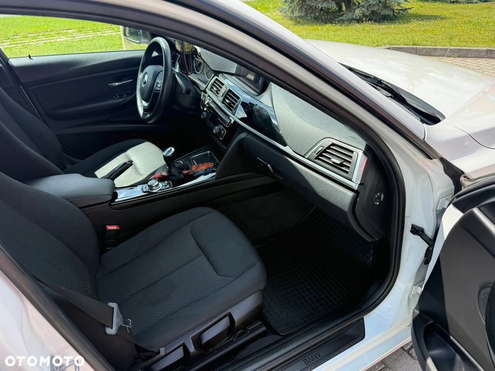 BMW Seria 3 318d M Sport Shadow - 36