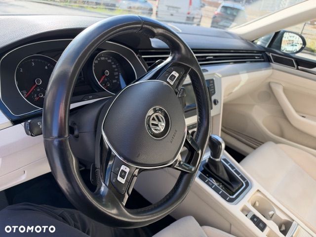 Volkswagen Passat - 25