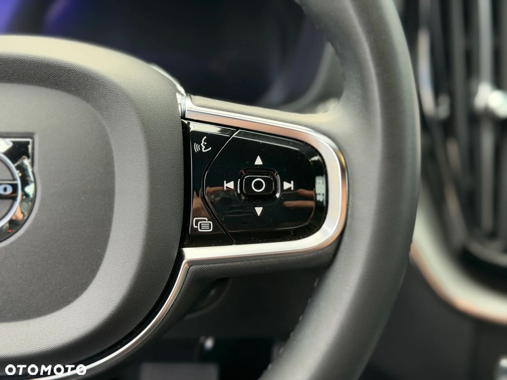 Volvo XC 60 B4 D Plus Dark - 19