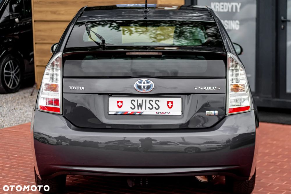 Toyota Prius (Hybrid) Life - 11