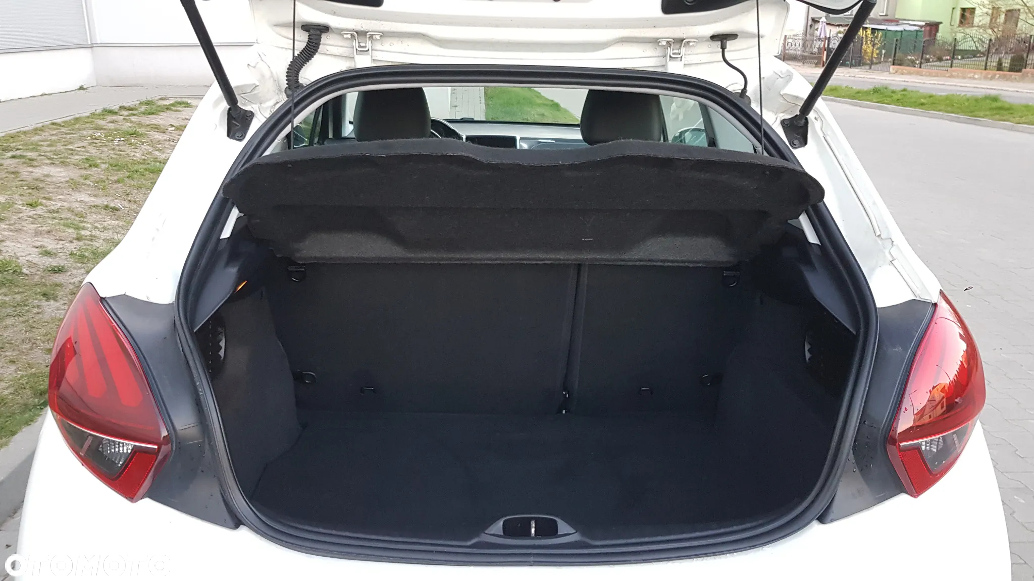 Peugeot 208 - 16