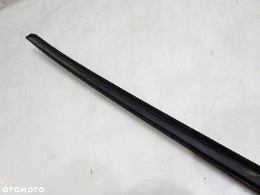 LISTWA SZYBY CZOŁOWEJ PRAWA AUDI A4 B7 - 4