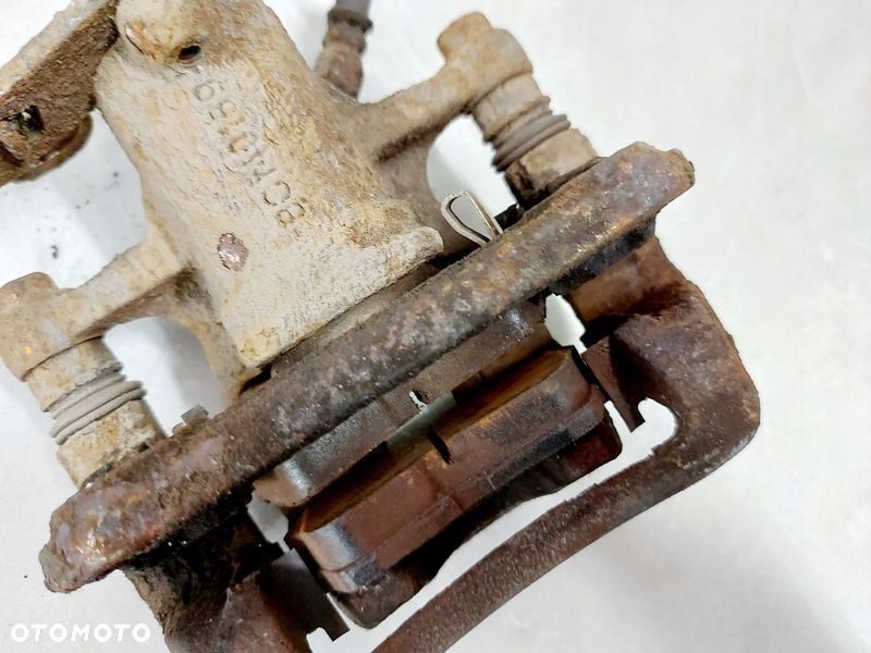 rio iii 1.1 crdi zacisk hamulcowy prawy tył jarzmo - 6