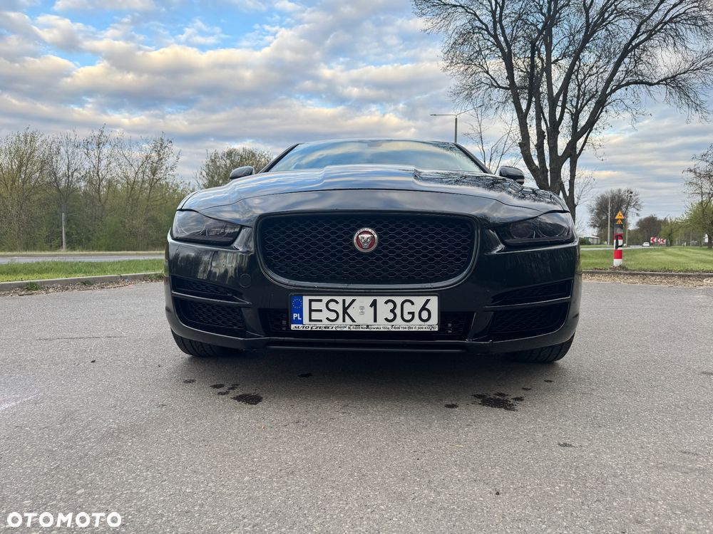 Jaguar XE 2.0 T Portfolio - 10