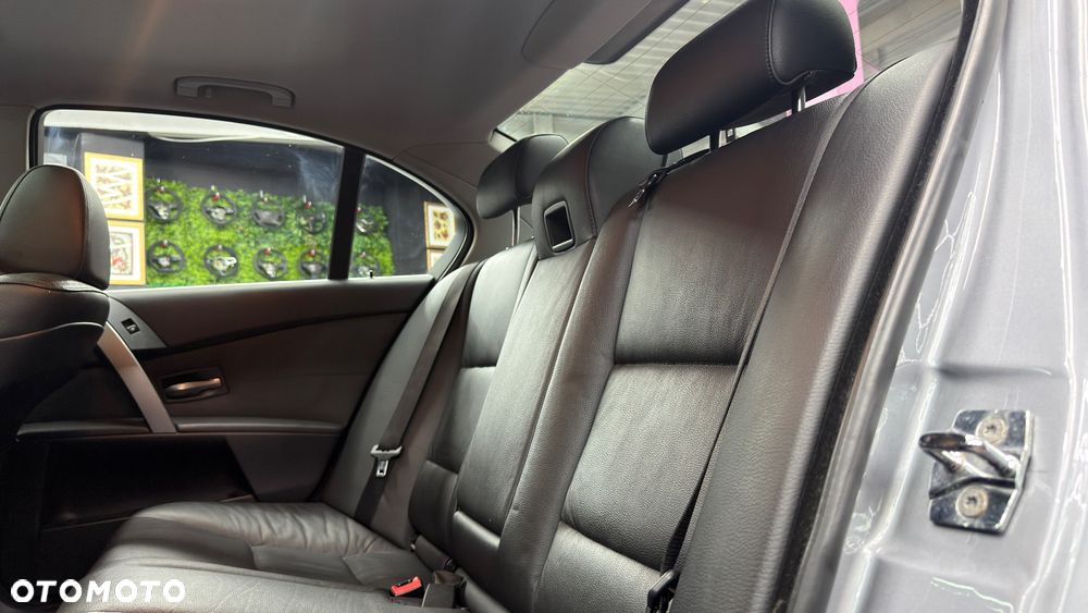 BMW Seria 5 525i - 32