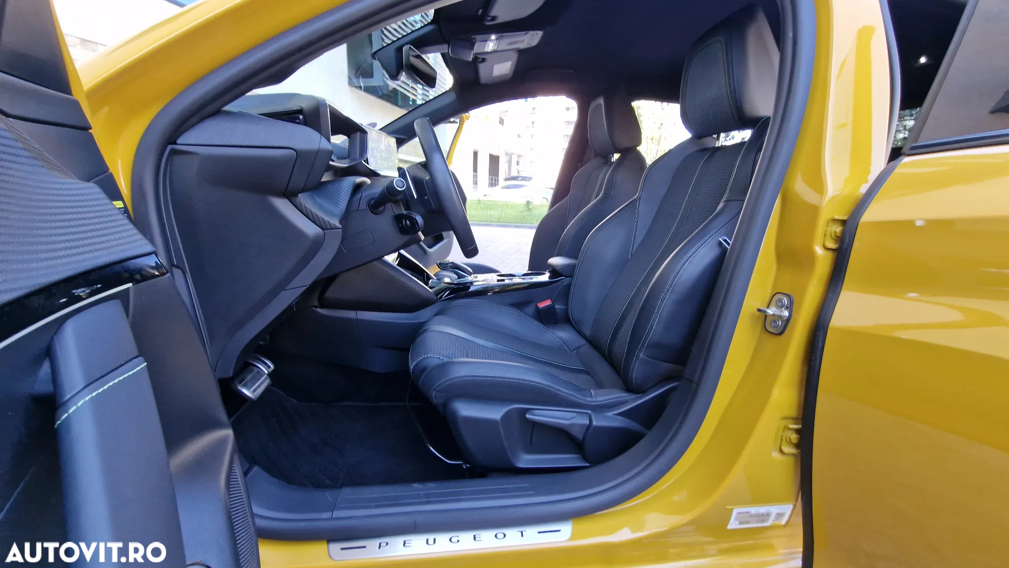 Peugeot 208 1.2 L PureTech STT EAT8 GT Line - 25