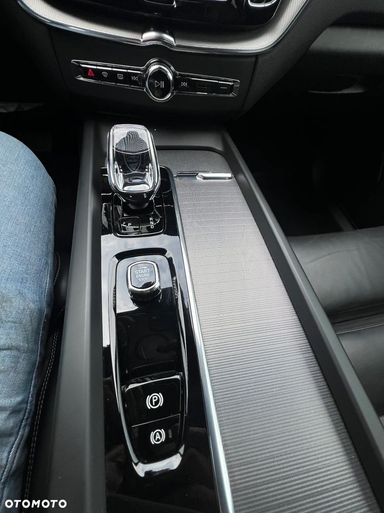 Volvo XC 60 B4 D AWD Plus Dark - 16