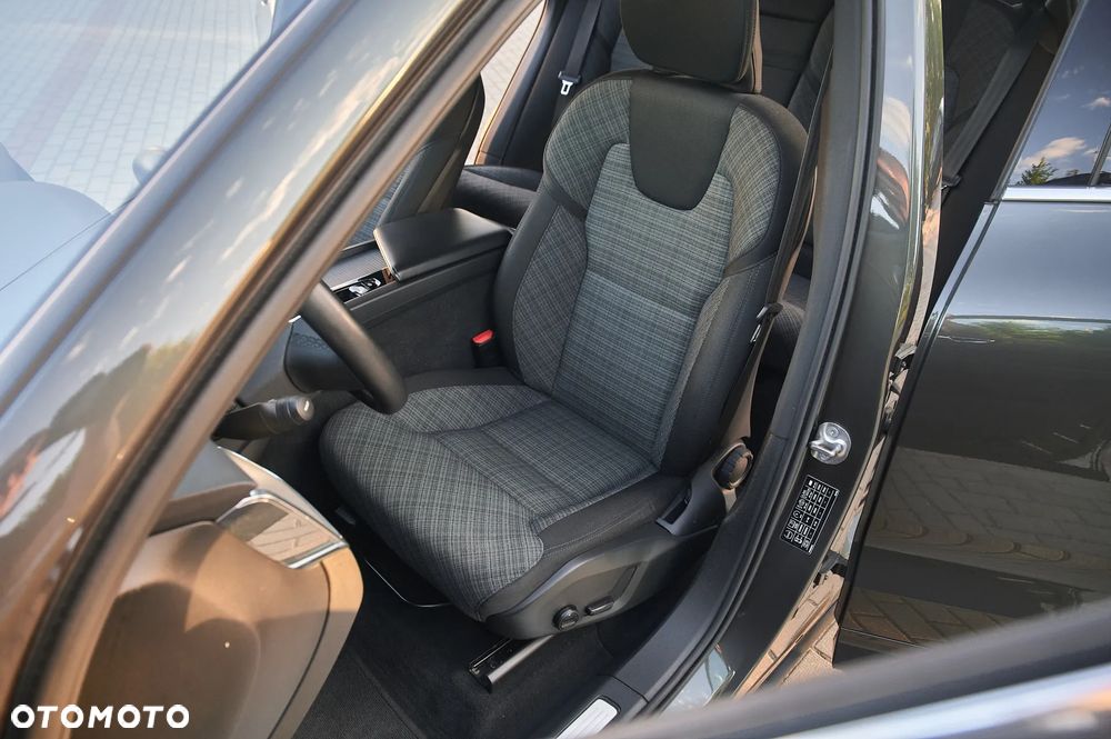 Volvo XC 60 B4 D AWD Momentum Pro - 21
