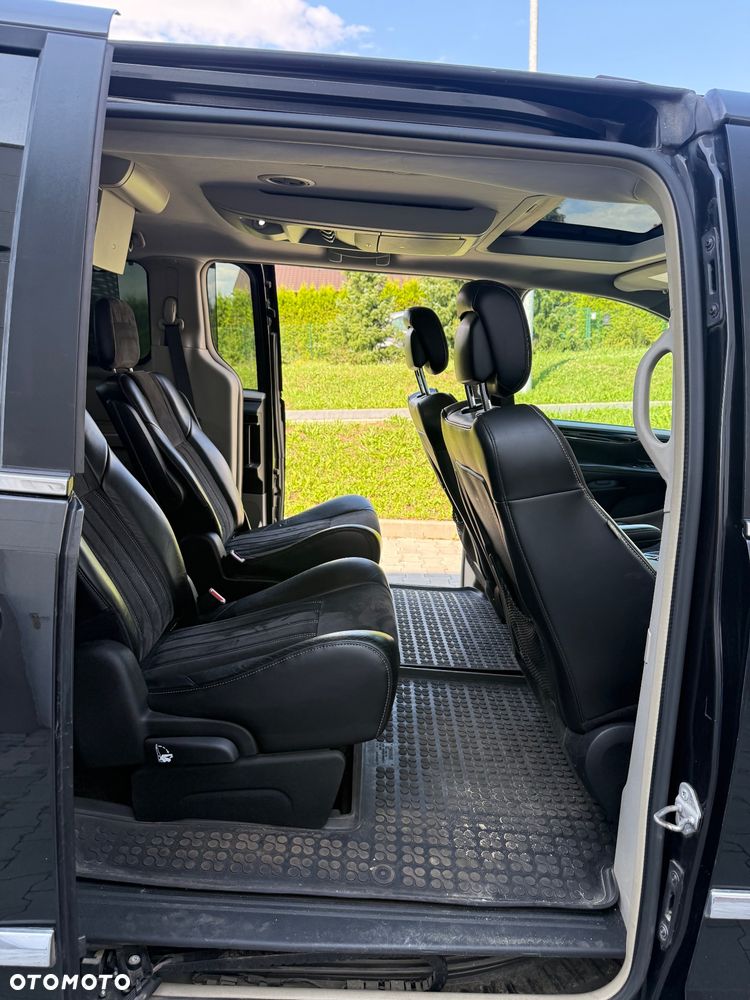 Chrysler Town & Country 3.6 Limited - 29