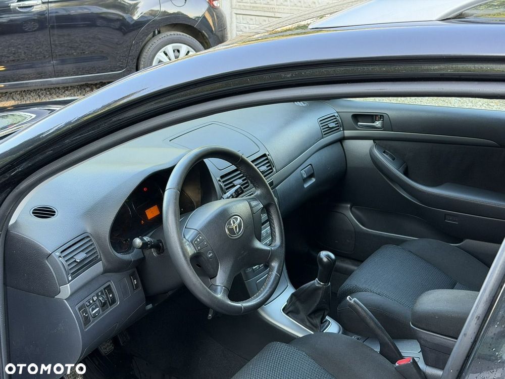 Toyota Avensis - 11