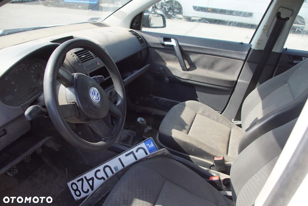 Auto na części - Volkswagen Polo IV 9N 1.2 54 KM AWY FSP LB9A 2002R Silnik Skrzynia Drzwi Maska Błotnik Zderzak Klapa Lampa Lusterko Klamka Szyba Deska Kokpit Sterownik Moduł Czujnik Licznik Panel Kierownica - 9