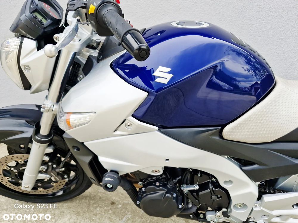 Suzuki GSR - 24