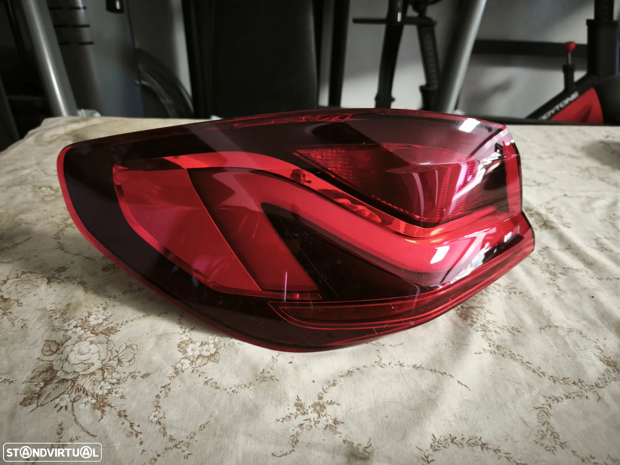 Farolim traseiro esquerdo painel BMW F40 led - 1