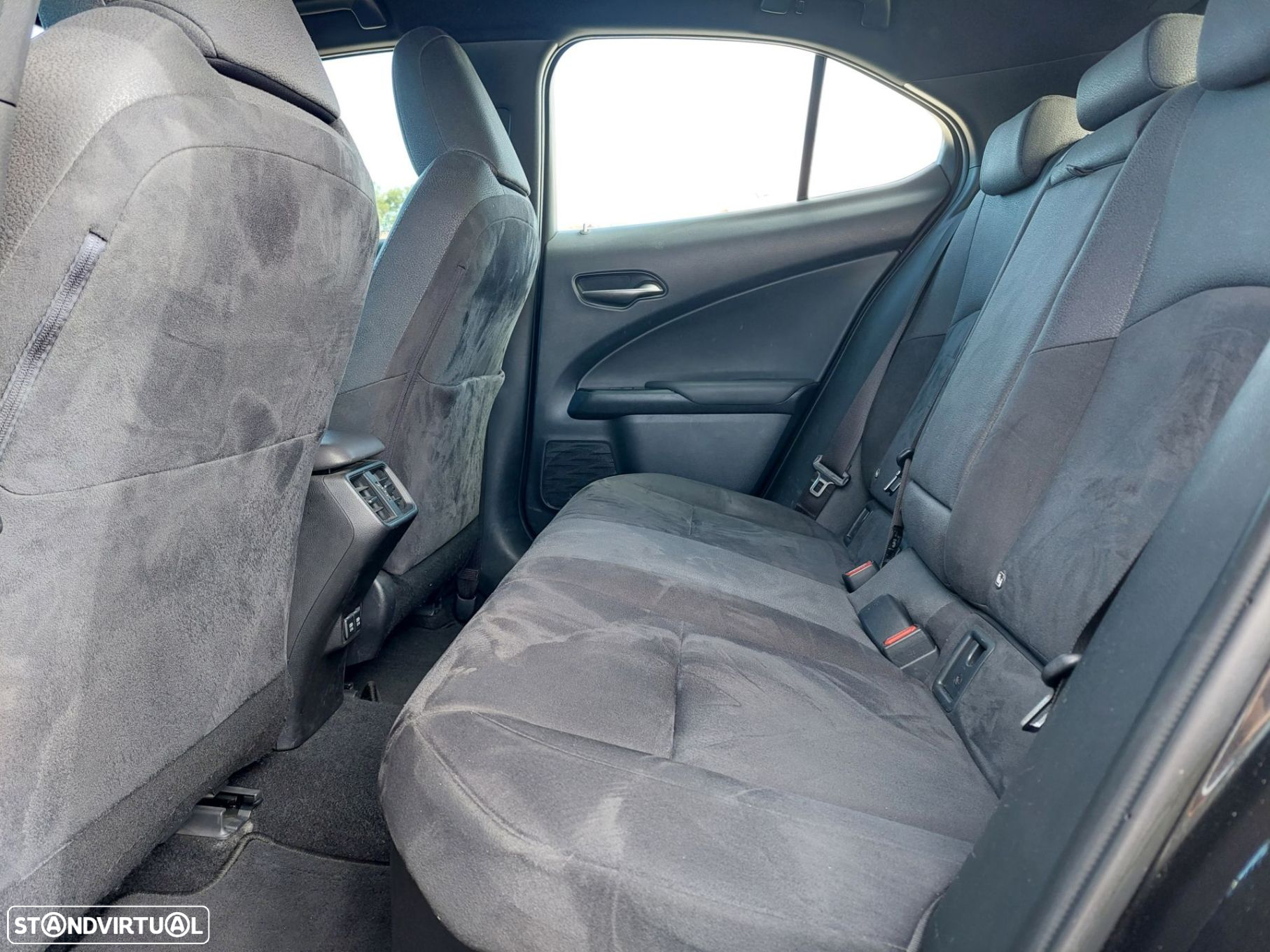 Lexus UX 250h Business - 13