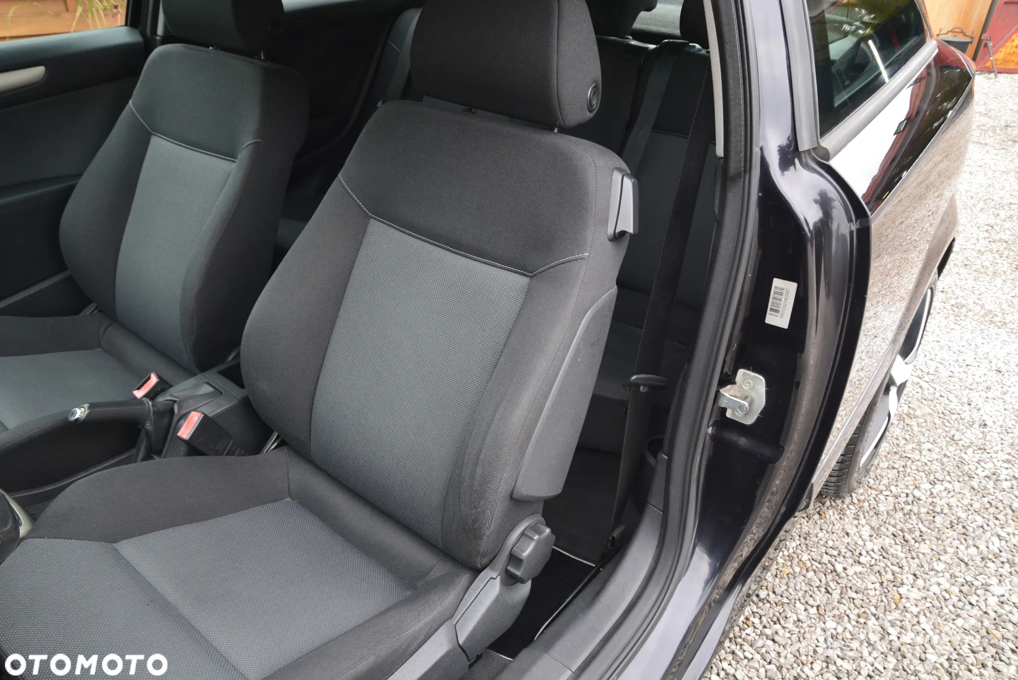 Opel Astra GTC 1.6 NAVI - 30