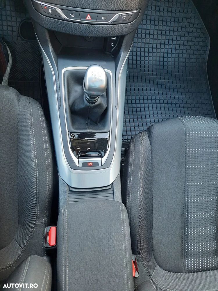 Peugeot 308 1.2 L PureTech Turbo Allure - 4