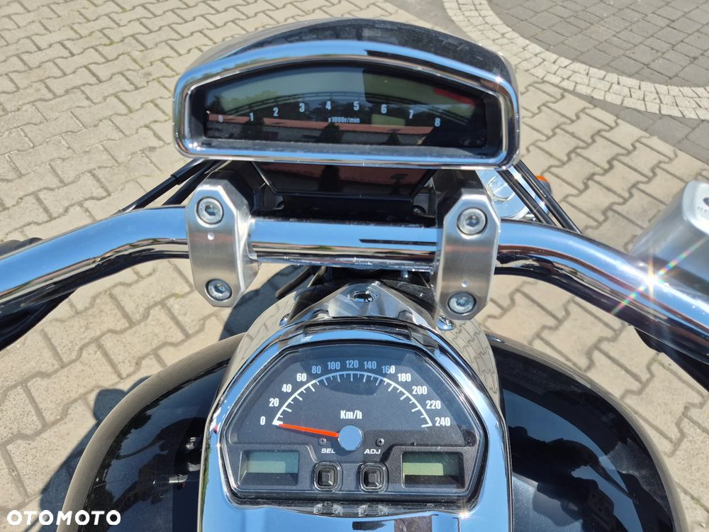Suzuki Intruder - 8