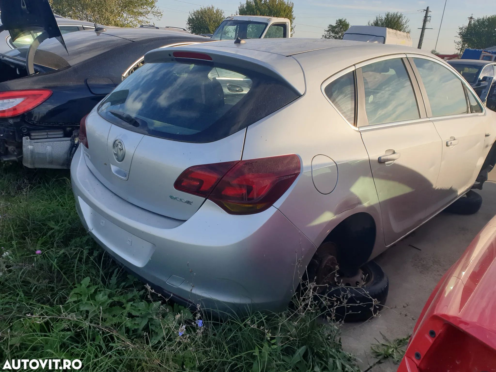 Dezmembrez  Opel Astra  J - 1