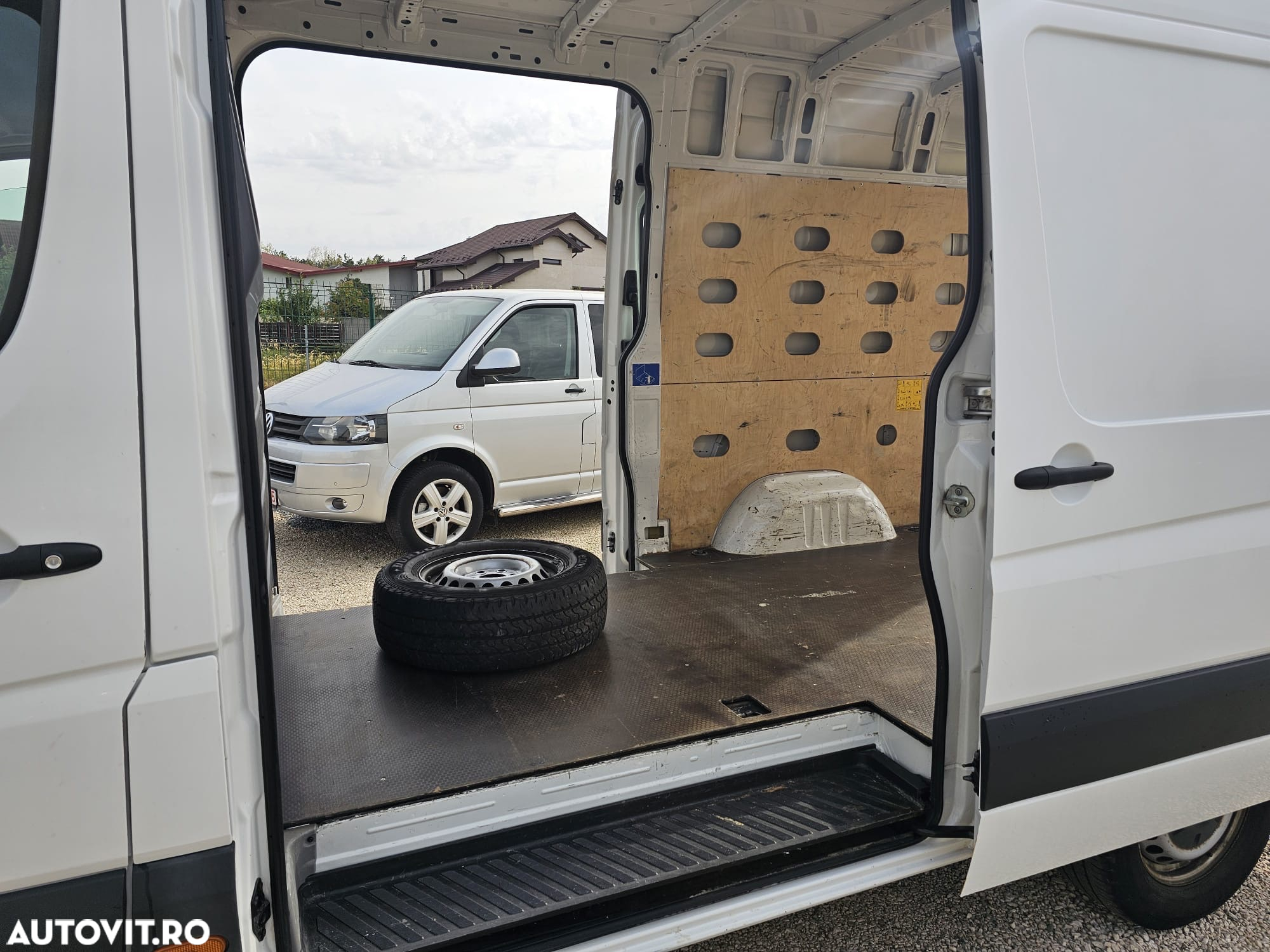 Volkswagen Crafter 2.0 TDI - model MEDIU - doua usi laterale - 13
