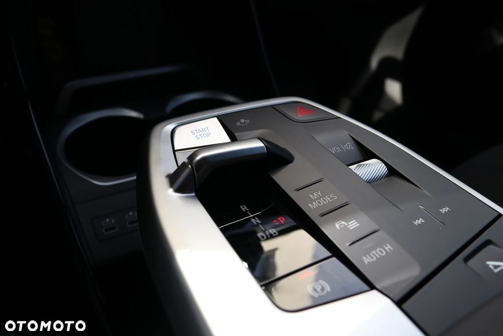 BMW iX2 eDrive20 66.5kWh M Sport Edition - 13