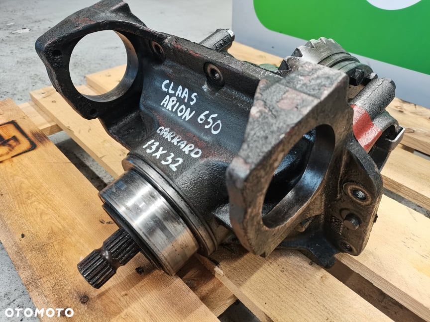 Środek osi Claas Arion 650 {Carraro 13X32} - 2