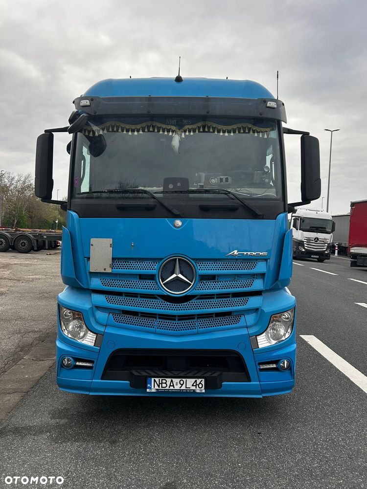 Mercedes-Benz 1832 - 1