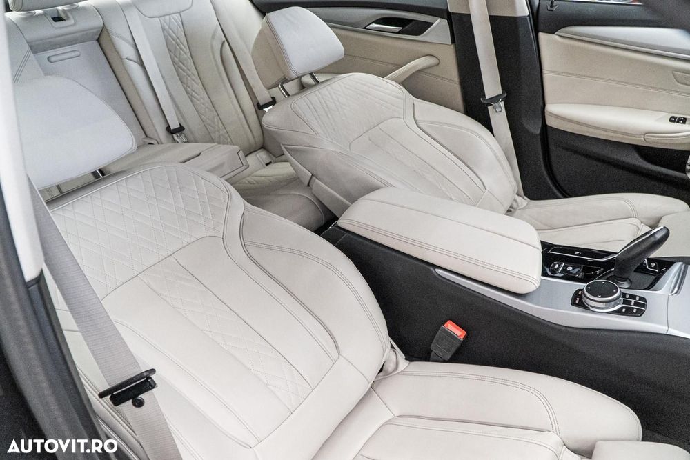 BMW Seria 5 520i Aut. Luxury Line - 34