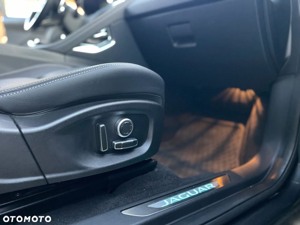 Jaguar E-Pace 2.0 P300 mHEV AWD 300 Sport - 23