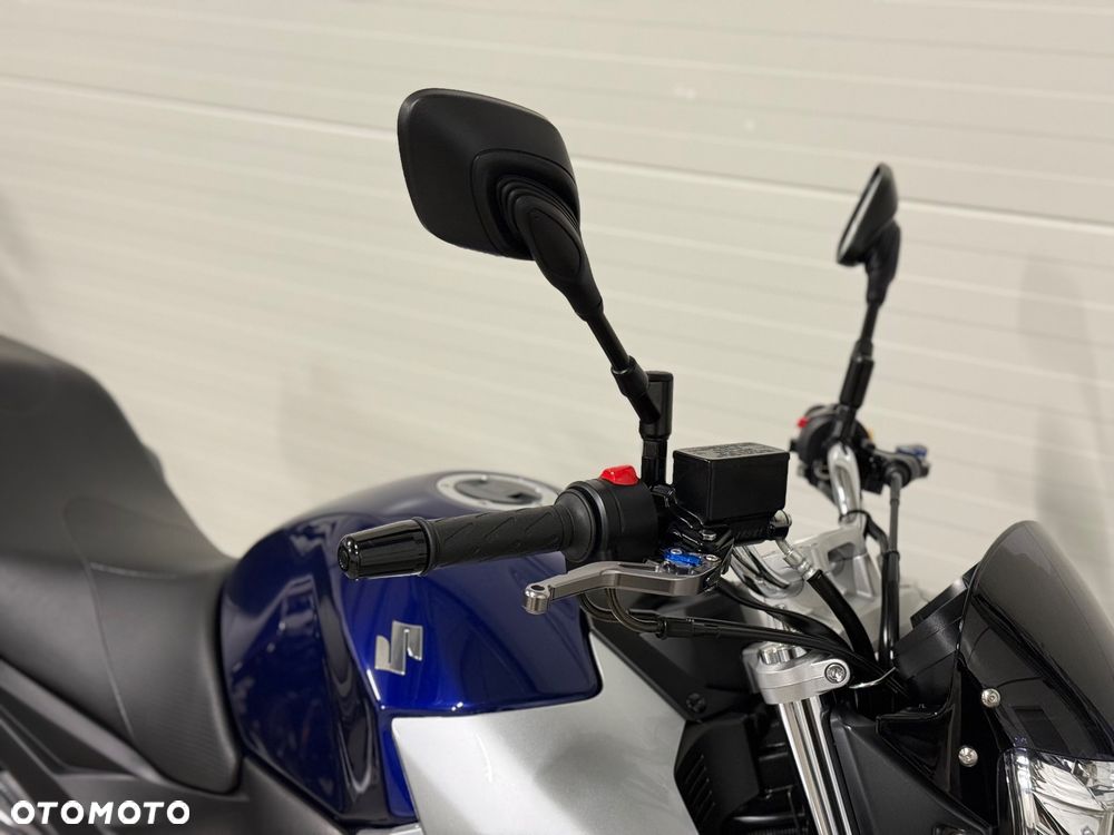 Suzuki GSR - 12