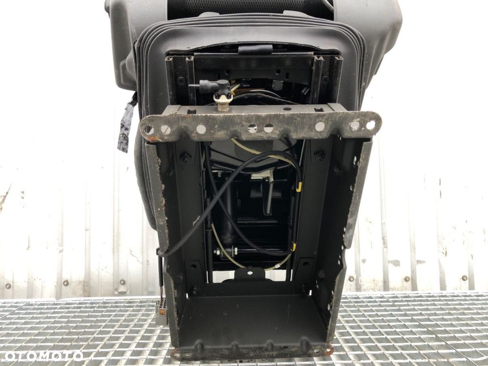 FOTEL PRAWY PRZÓD  VOLVO FH II 2012 - 2022 500 368 kW [500 KM] 10x4/6 2017 - 8