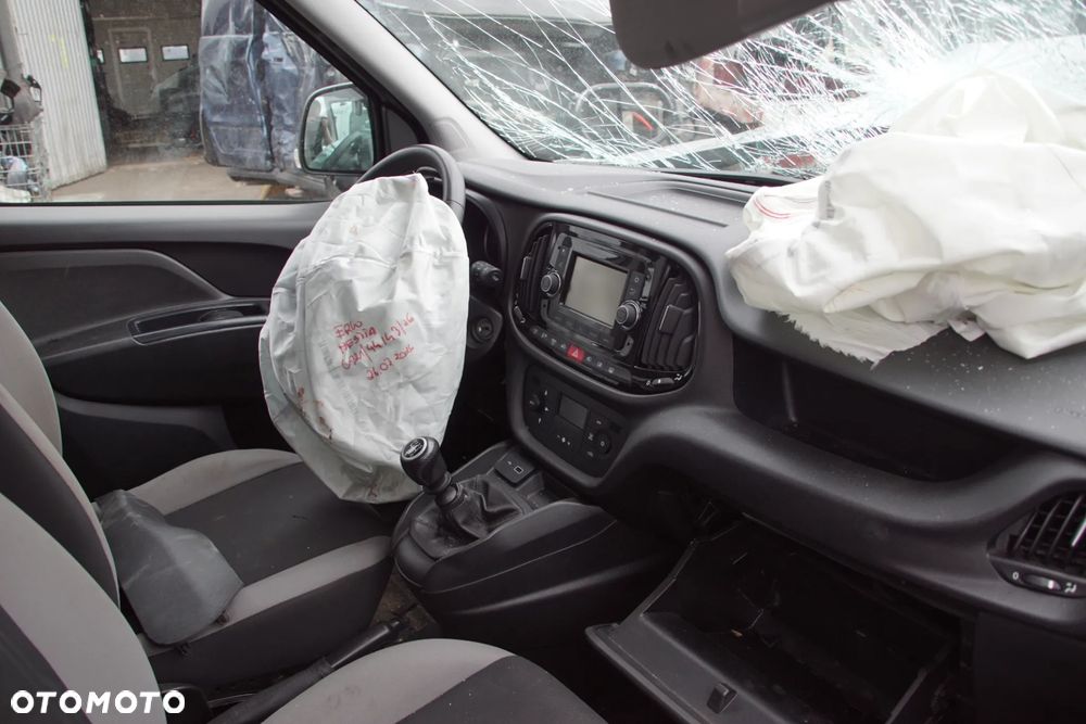 Auto na części - Fiat Doblo II Maxi Lift 1.6 MultiJet 120 KM 940C1000 C635 612A 2019R Silnik Skrzynia Drzwi Błotnik Zderzak Lampa Lusterko Klamka Szyba Deska Kokpit Sterownik Moduł Czujnik Licznik Wyświetlacz Panel Kierownica - 13