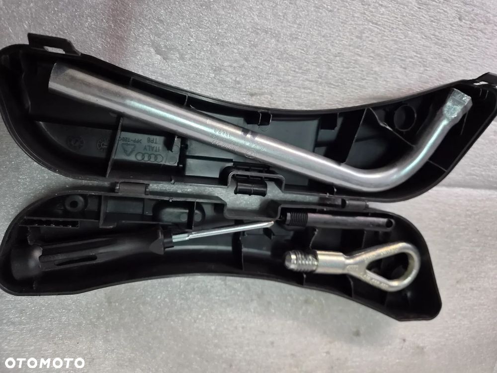 Ucho holownicze klucz śrubokręt etui Audi A4 B7 kpl - 3