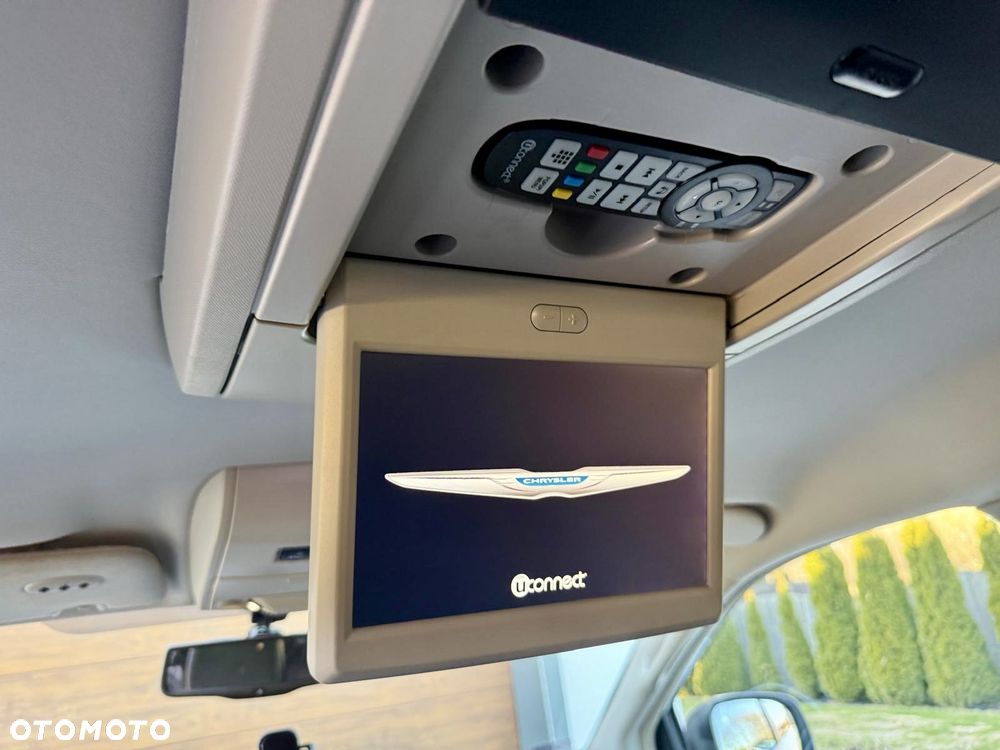 Chrysler Town & Country 3.6 Limited - 29