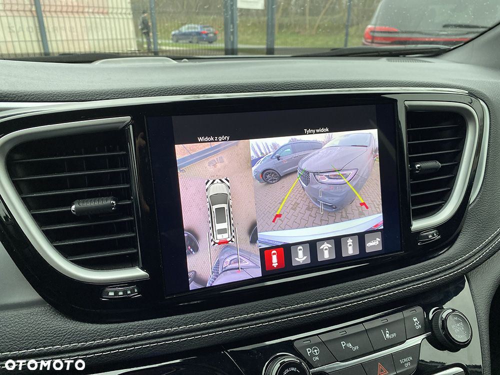 Chrysler Pacifica - 32