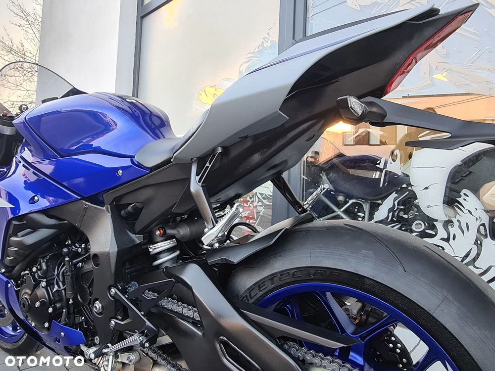 Yamaha R1 - 9