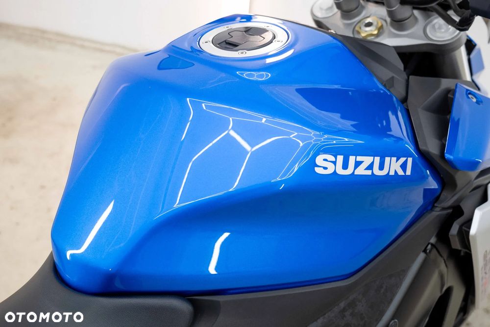 Suzuki GSX - 21