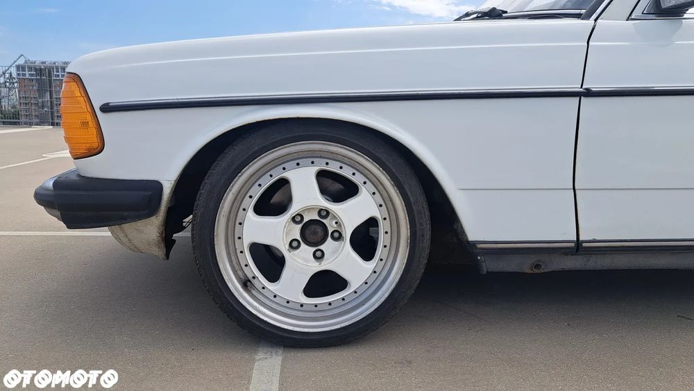 Mercedes-Benz W123 - 23